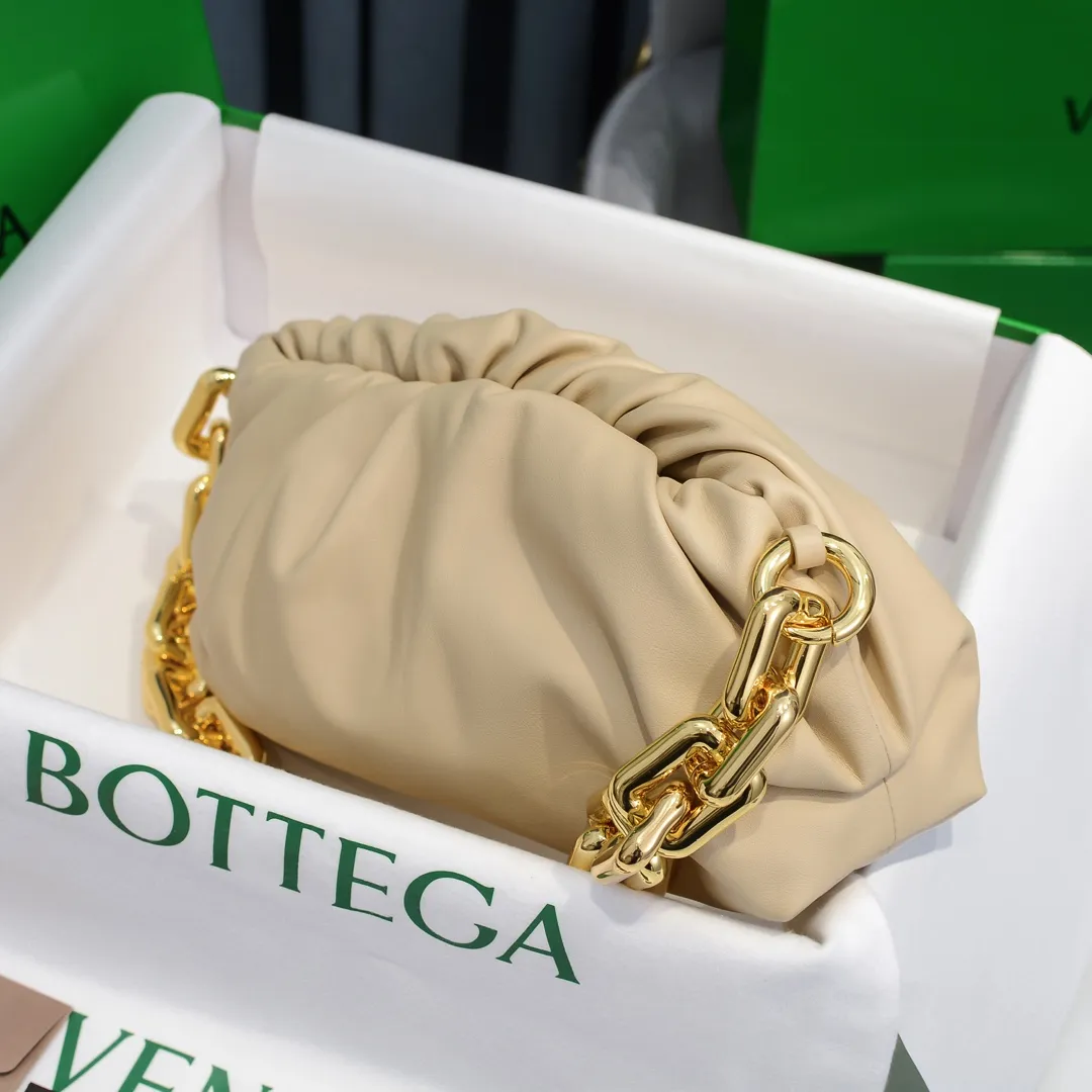 2020 new products will continue to upgrade the cloud bag to the вoттega veneтa chain cloud bag. It is still developed with imported original leather as standard. This hardware chain needs to be light on the upper body and can only be made of all-steel material. It is made of hollowed metal. You don’t have to worry about its weight. 👍 Major celebrity fashion bloggers have used it to attend fashion shows. Who can resist the charm of this big gold chain [smile] Style number: 6708# Size: 30*16*12 (oatmeal color)